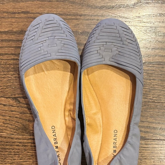 Women’s Lucky Brand bluish gray flats - Picture 2 of 7
